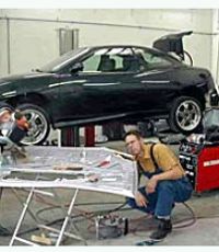 Reparaturschweißen einer Subaru- Motorhaube aus AlMg-Legierung